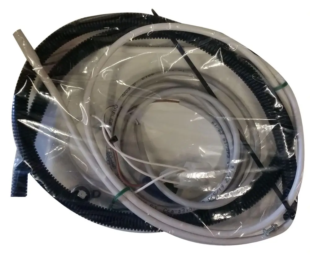 Remeha Zubehörset mit verschiedenen Kabeln und Leitungen in einer durchsichtigen Verpackung. Ideal für die Installation und Beheizung von Geräten.